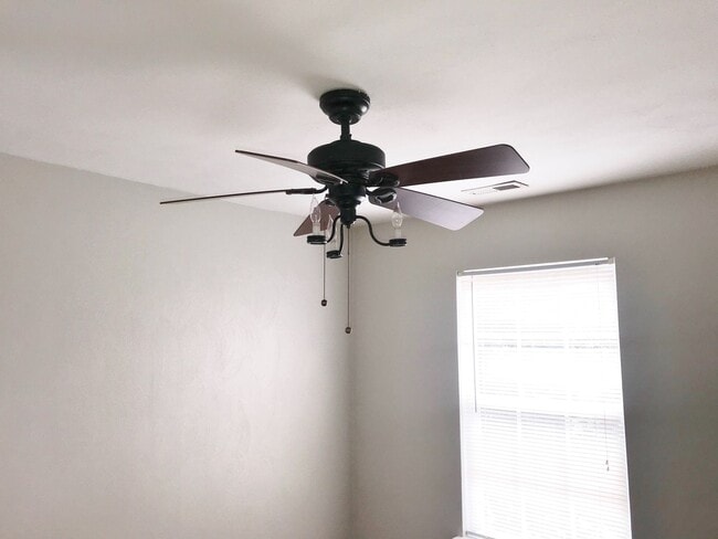 Building Photo - Oakbrooke Meadows