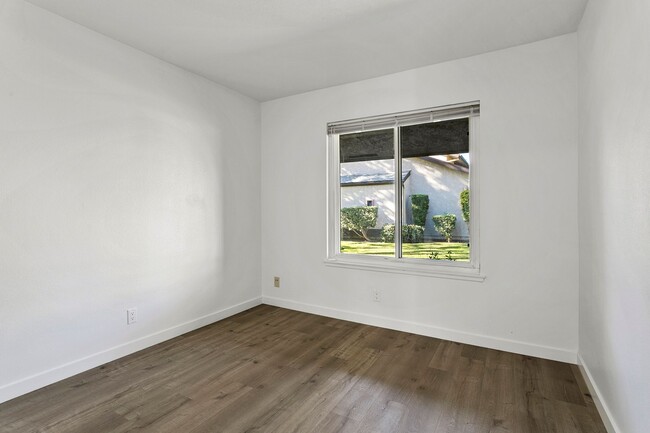 Building Photo - Remodeled End-Unit Townhouse w/ Ground Flo...