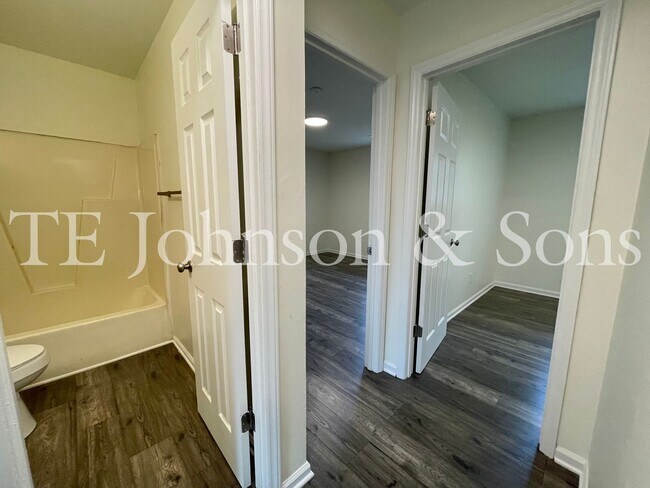 Building Photo - See This Renovated 2 Bedroom In Green Oaks!