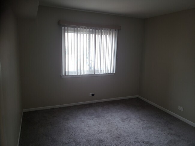 Building Photo - 9385 Bay Colony Dr