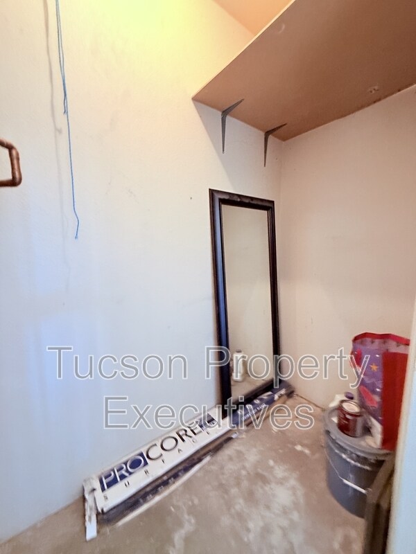 Building Photo - 2550 E River Rd