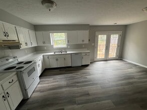 Building Photo - 3 bedroom, 1.5 bath Townhome