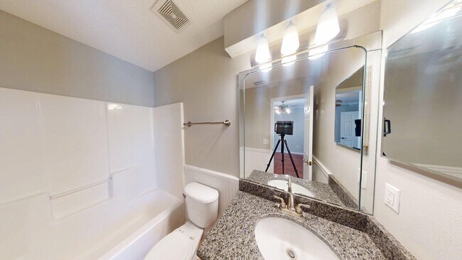 Building Photo - 2 BR 2 BA  TOWNHOME  -    Southern Creek S...