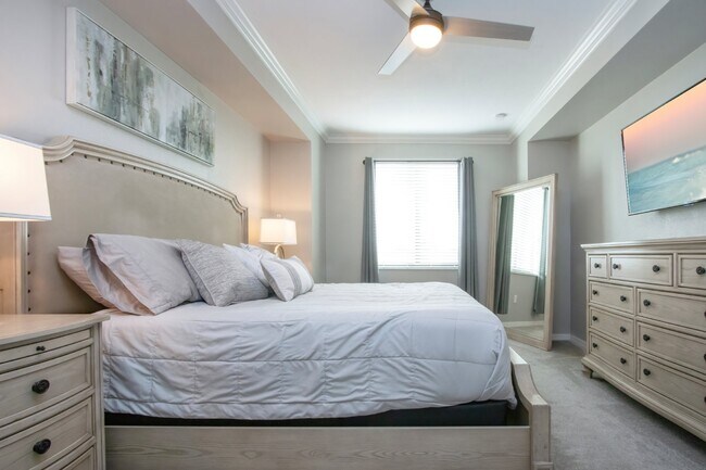 Building Photo - Like new 2BR, 2BA garage condo-Lakewood National