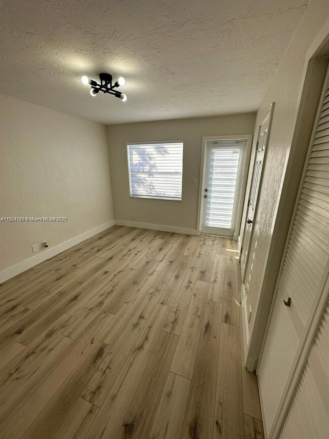 Building Photo - 758 NE 13th Ct