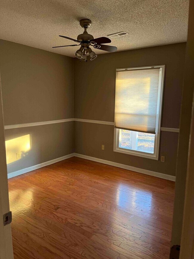 Building Photo - Knoxville 37922, 3 bedroom, 2 bath home with a lot of storage - Call Susan Niedergeses (865) 300-...