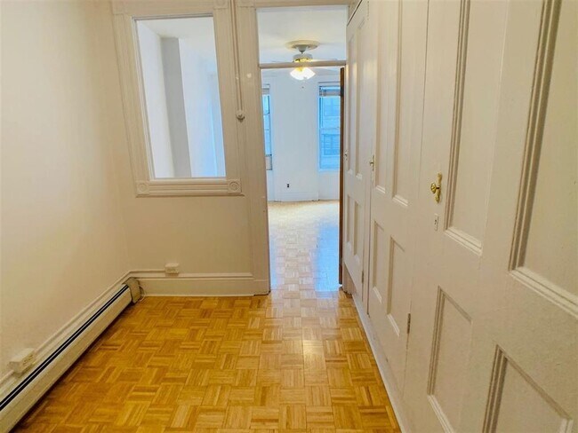 Building Photo - 404 Adams St