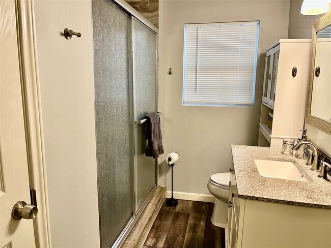 Building Photo - 106 N Eastwood St