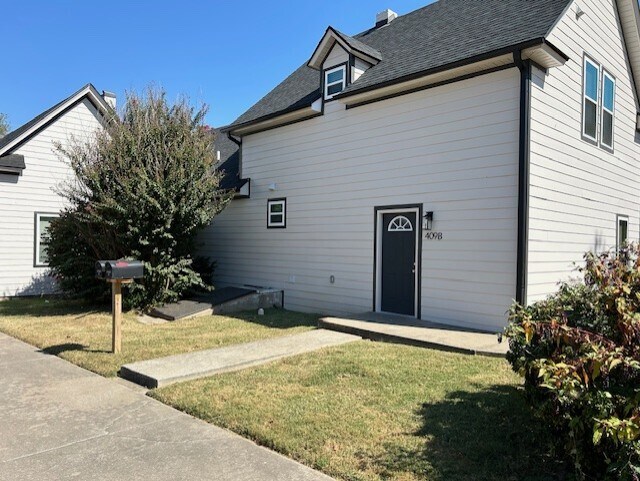 Building Photo - 409 W Maple Ave