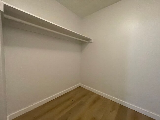 Building Photo - Charming 1-bedroom condo ideal for commute...