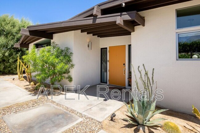 Building Photo - 2204 W Acacia Rd