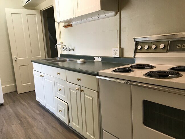 Building Photo - 2 Bedroom 1 bath near UO