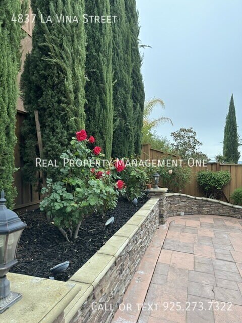Building Photo - 4837 La Vina St