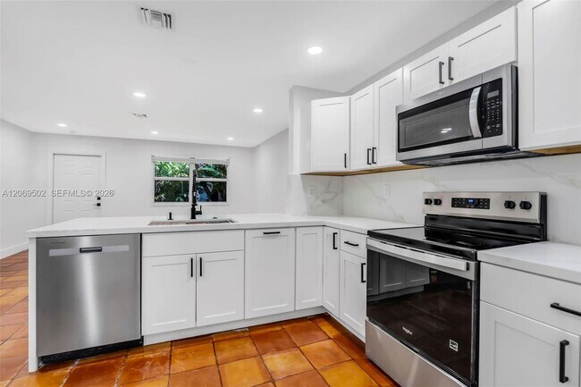 Building Photo - 850 SW 12th Ct