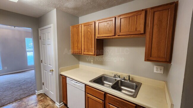 Building Photo - 5749 Strathmoor Manor Cir