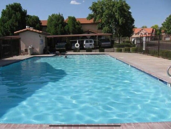 Building Photo - Beautifully Updated 2 Bed Townhome with Pool Access
