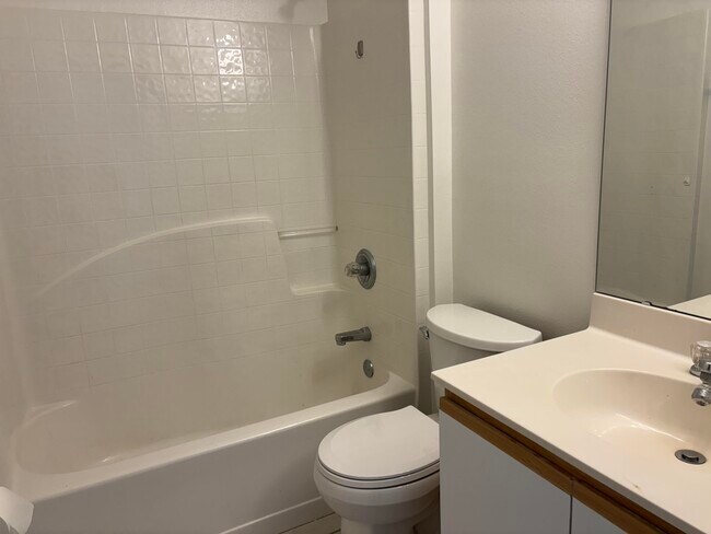 Building Photo - 1776 Vista Lake Cir