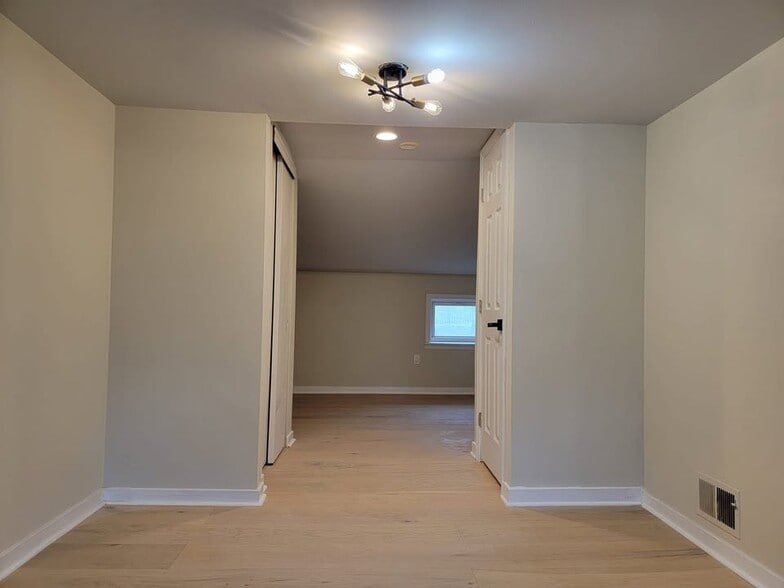Building Photo - 1041 Hollins St