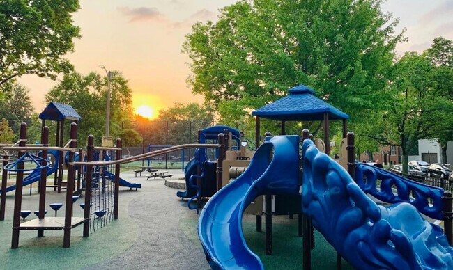 Building Photo - 2959 N Springfield Ave