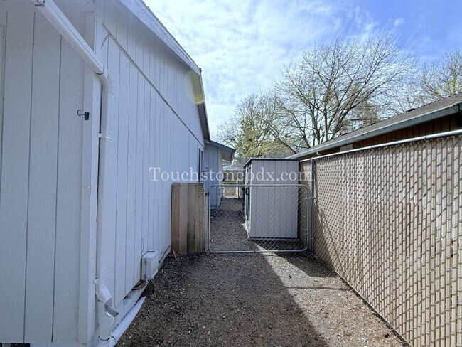 Building Photo - 119 SE Sweetbriar Ln