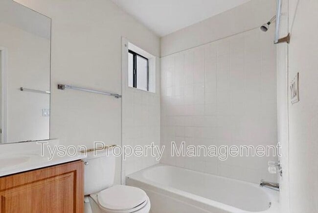 Building Photo - 1515 La Charles Dr NE
