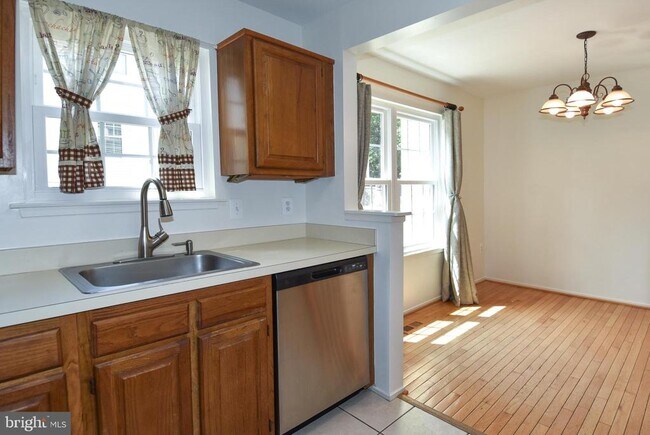 Building Photo - 2304 Hunters Square Ct