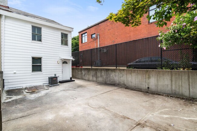 Building Photo - Luxury 3 bed 2 bath, large courtyard, amazing south side flats location!