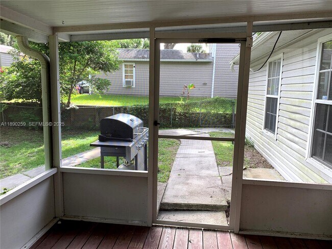 Building Photo - 325 E Plymouth Ave