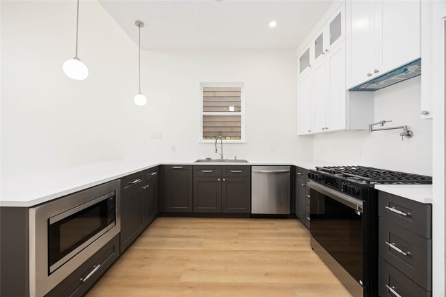 Building Photo - 422 E 41st St