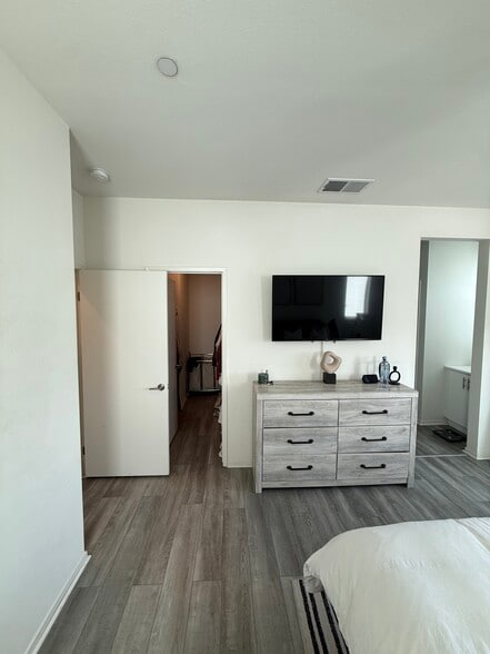 Building Photo - 5216 Beachfront Cove St