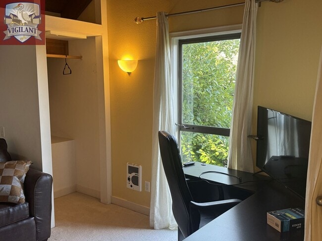 Building Photo - Amazing Furnished 4 bedroom home