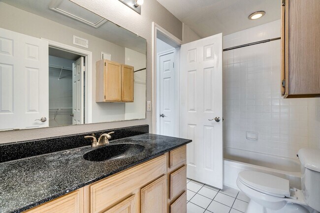 Building Photo - 1 Bedroom, 1 Bath Available Now!