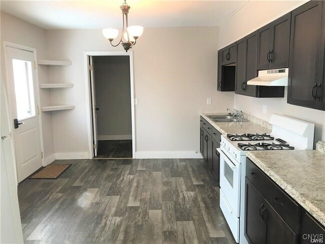 Building Photo - 616 Bronson St