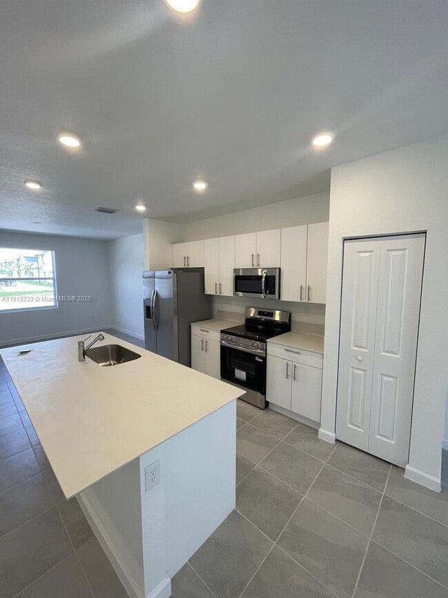 Building Photo - 1066 SE 2nd St