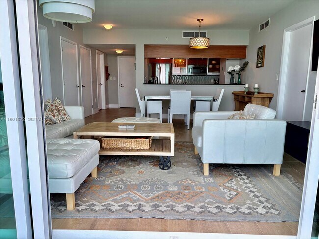 Building Photo - 1800 N Bayshore Dr