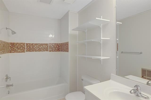 Building Photo - 11090 Lakeside Dr