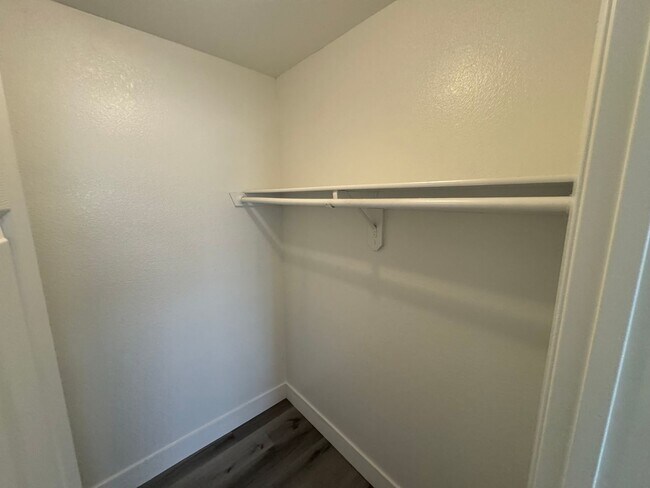 Building Photo - Bright spacious condo near Sunrise Mountain