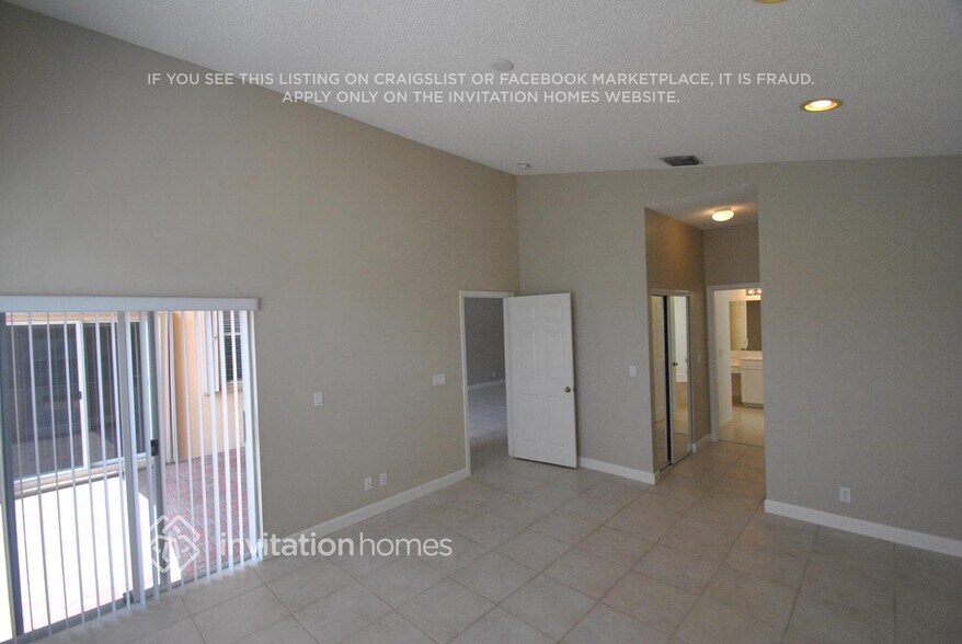 Building Photo - 9496 Lago Dr