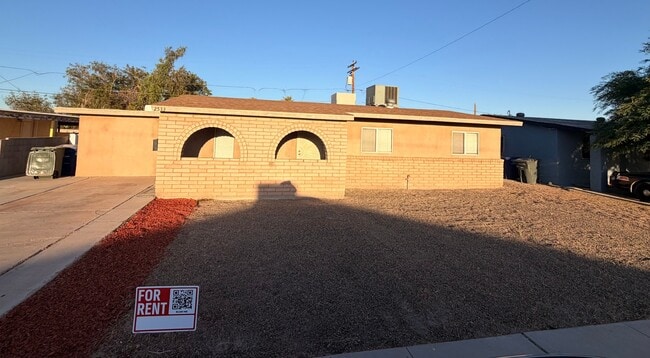 Building Photo - 2533 S Olivia Ave