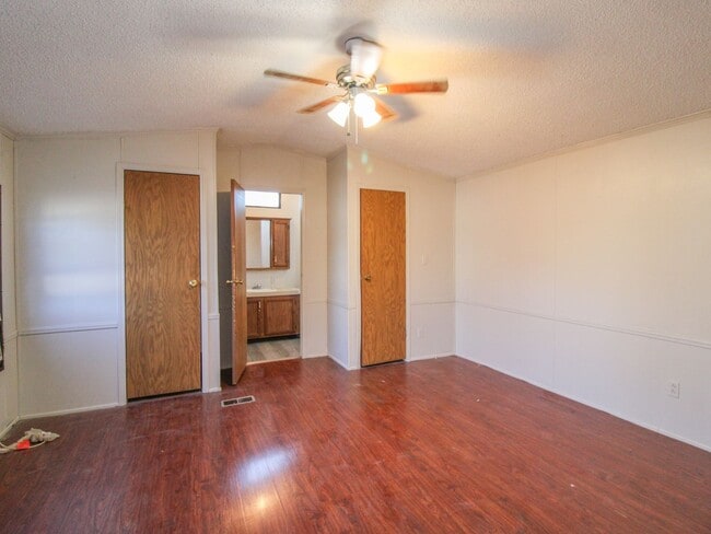 Building Photo - Close to downtown Pulaski!