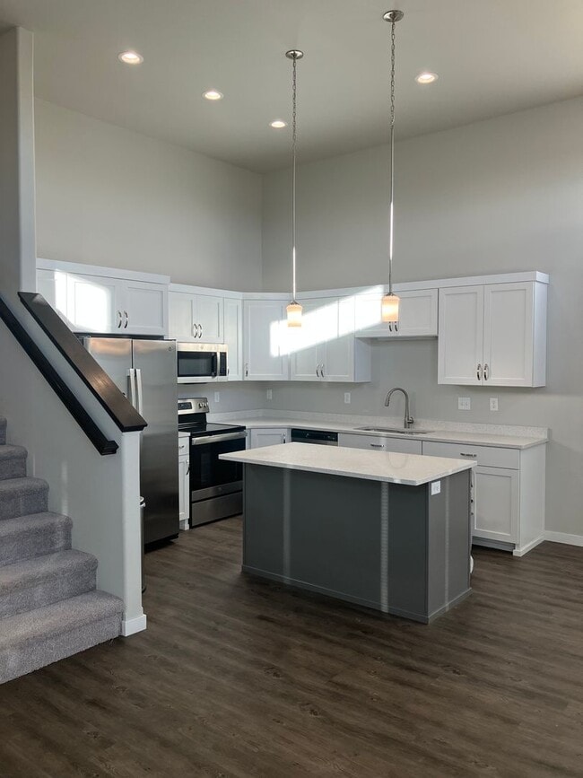 Building Photo - 3 Bed 3 Bath Twin Home