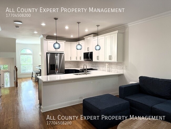 Building Photo - 4858 Lamoyne Ln
