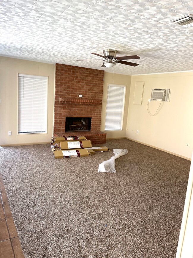 Building Photo - 825 Clubside Dr