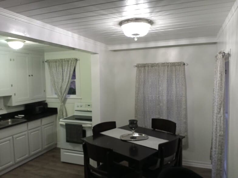 Dining room - 2427 W Southcross Blvd