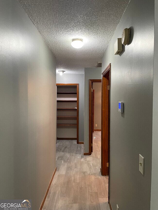 Building Photo - 211 N Woodvalley Dr