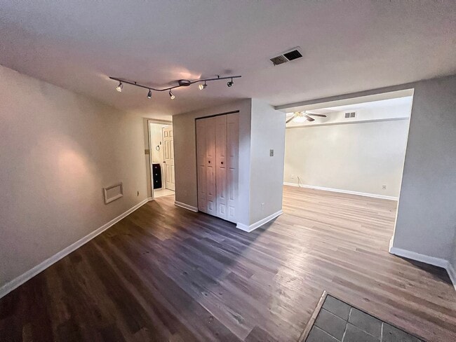 Building Photo - Gorgeous 3 Bedroom 2 Bathroom Unit With Su...
