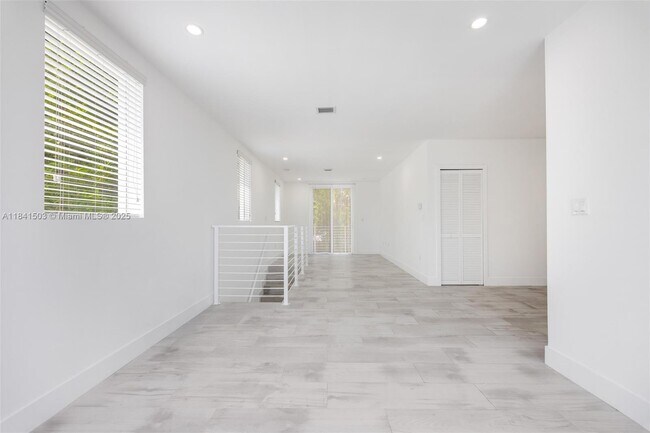 Building Photo - 3823 Thomas Ave