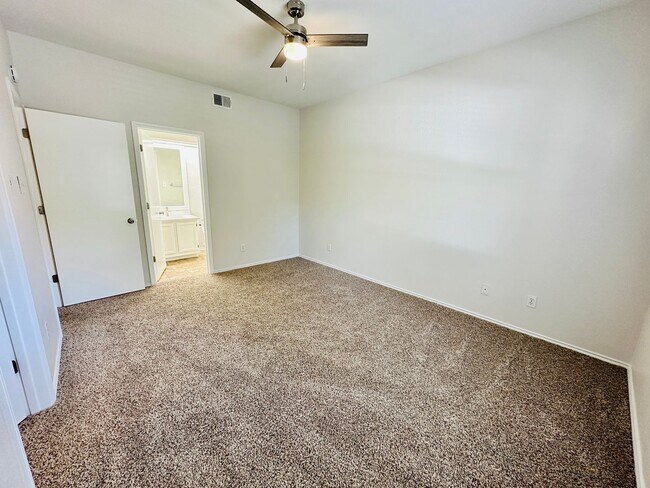 Building Photo - Charming 2 Bed 2 Bath Condo with Nature Vi...