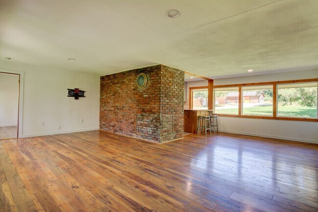 Building Photo - 3 Bed 2 Bath on West Beach