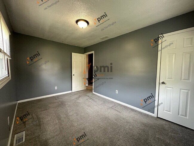 Building Photo - 3464 Iowa St
